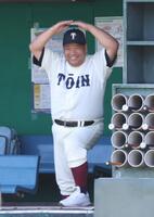 　４回、ベンチから指示を出す大阪桐蔭・西谷浩一監督（撮影・中田匡峻）