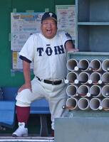 　４回、ベンチから指示を出す大阪桐蔭・西谷浩一監督（撮影・中田匡峻）