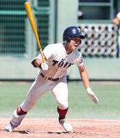 　４回、右前適時打を放つ大阪桐蔭・黒川虎雅（撮影・中田匡峻）