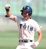 　４回、右前適時打を放ち、ガッツポーズを見せる大阪桐蔭・黒川虎雅（撮影・中田匡峻）