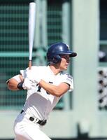 　４回、２点適時三塁打を放つ大阪桐蔭・宮本楽久（撮影・中田匡峻）