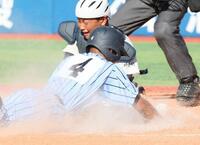 　９回、東海大相模・佐藤惇人の勝ち越しスクイズで生還する柴田元気（撮影・石井剣太郎）