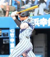 　８回、安打を放つ東海大相模・福田拓翔（撮影・石井剣太郎）