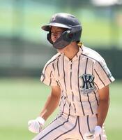 　６回、一時勝ち越しとなる適時打を放ち、拳を握る東大阪大柏原・英賀真陽（撮影・中田匡峻）