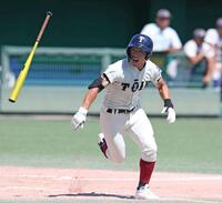 　３回、先制の中前適時打を放つ大阪桐蔭・須貝蒼（撮影・中田匡峻）