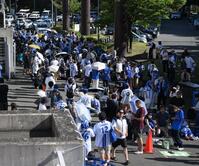 　２軍戦を観戦しようと開門前から詰めかけた大勢のファン（撮影・伊藤笙子）