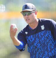 　試合前のキャッチボールで球種を伝える藤浪（撮影・伊藤笙子）