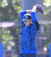 　キャッチボールでワインドアップをする藤浪（撮影・伊藤笙子）