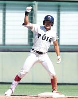 　４回、２点適時三塁打を放ち、塁上でガッツポーズを見せる大阪桐蔭・宮本楽久（撮影・中田匡峻）