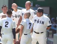 　３回の攻撃前、ナインに声をかける大阪桐蔭・西谷浩一監督（右端）＝撮影・中田匡峻