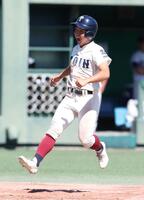 　４回、大阪桐蔭・宮本楽久の２点適時三塁打で生還する黒川虎雅（撮影・中田匡峻）