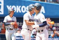 　５回、逆転３ランを放った横浜・奥村頼人（右）は笑顔でベンチに戻る（撮影・石井剣太郎）