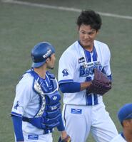 　１回を投げ終え、伊藤（左）と会話を交わす藤浪（撮影・伊藤笙子）