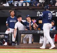 　２回、先制のホームを踏んだレイエス（右から２人目）を迎える柴田（中央）ら日本ハムナイン（撮影・中島達哉）