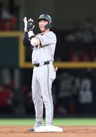 　７回、左中間を破るタイムリー二塁打を放ち、笑顔を見せる坂本（撮影・市尻達拡）