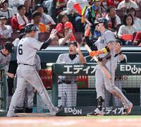 　７回、生還した坂本を出迎える阿部監督（撮影・市尻達拡）