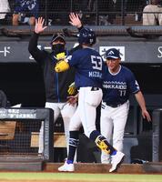 　４回、ソロを放った水谷（５３）をハイタッチで迎える新庄監督（左）＝撮影・中島達哉