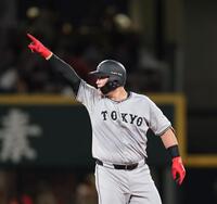 　７回、右翼線へのタイムリー二塁打を放ち、ベンチを指さす（撮影・市尻達拡）