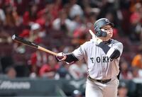 　９回、右越えソロを放つ丸（撮影・市尻達拡）