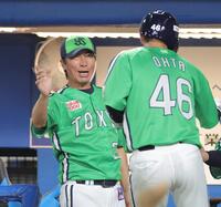 　６回、内山の同点打で生還した太田（手前）を迎える高津監督