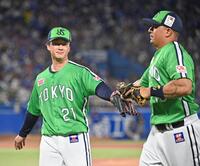 　６回を終え、ベンチに戻る吉村