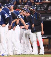 　柴田らナインを迎える新庄監督（右）＝撮影・中島達哉