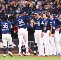 　ナインを迎え、万波（６６）から頭をポンっとされる柴田（中央右）＝撮影・中島達哉