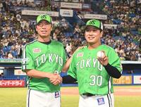 　プロ初勝利を決め高津監督（左）に祝福される荘司（撮影・園田高夫）