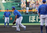 　１回、佐藤輝の放った打球を拾い上げるフォード（左から２人目）＝撮影・北村雅宏