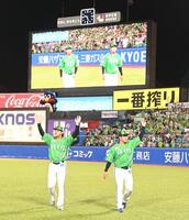 　ファンに手を振るヤクルトの赤羽（左）と荘司（撮影・園田高夫）