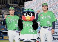 　ヒーローインタビュー後、ポーズを決める荘司（左）と赤羽