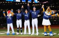 　笑顔で記念撮影に応じる（左から）水谷、柴田、バーヘイゲン（撮影・中島達哉）