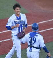 　１回を三者凡退で終え、伊藤（右）とグータッチする藤浪（撮影・伊藤笙子）