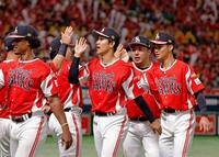 　オリックスに勝利しタッチを交わす柳町（中央）らソフトバンクナイン