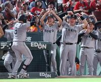 　９回、右越えソロを放った丸を、丸ポーズで迎える坂本とリチャード（撮影・市尻達拡）