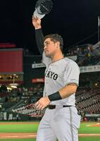 　ヒーローインタビューを終え、ファンの声援に応えるリチャード