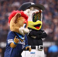 　きつねダンスの時に「スクイズ」と書かれたサングラスをつけて登場したマーくん（右）＝撮影・中島達哉