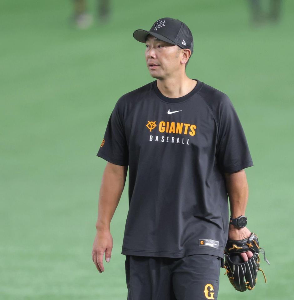 　練習を見る阿部監督