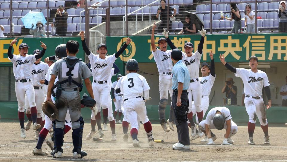 　９回、横谷（３）が逆転サヨナラ満塁弾を放ち、沸き上がる鳥羽ナイン（撮影・中田匡峻）