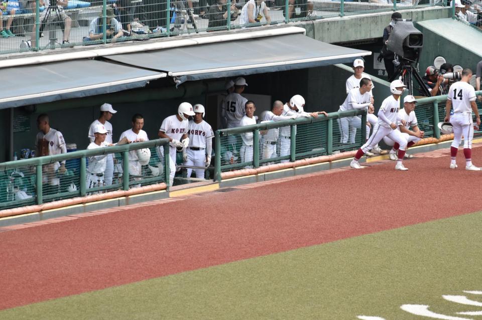 　タイブレークに備える広陵ナイン