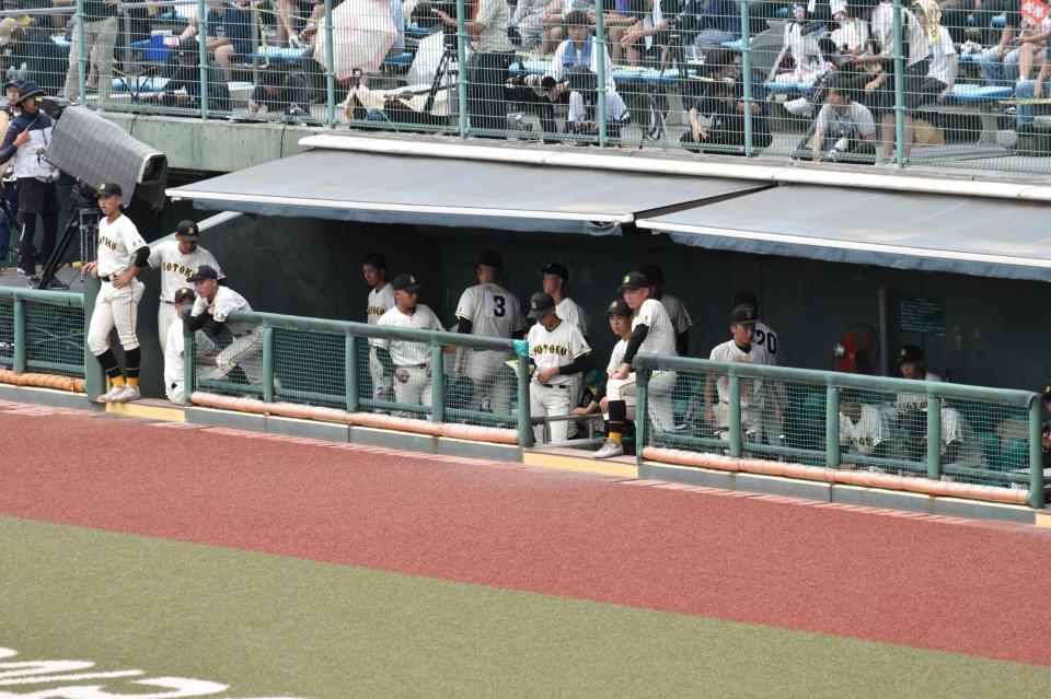 　タイブレークに備える崇徳ナイン