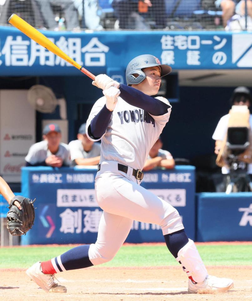 　５回、逆転の３ランを放つ横浜・奥村頼人（撮影・石井剣太郎）