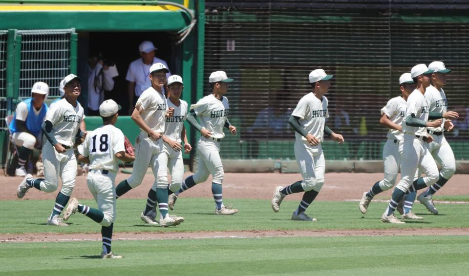 　神港学園を下して決勝進出を決め、整列する報徳ナイン
