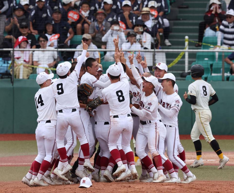 　甲子園出場を決め、喜びを爆発させる広陵ナイン（撮影・市尻達拡）