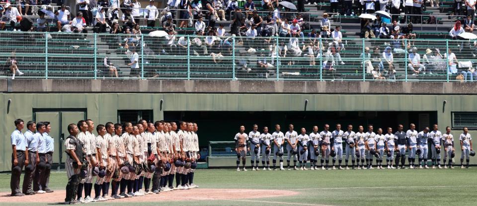 　東海大大阪仰星（奥）に勝利し、校歌を歌う東大阪大柏原ナイン（撮影・中田匡峻）