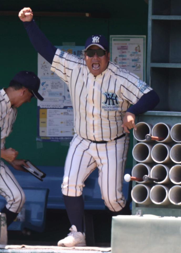 　東海大大阪仰星に勝利し、拳を突き上げる東大阪大柏原・土井健大監督（撮影・中田匡峻）