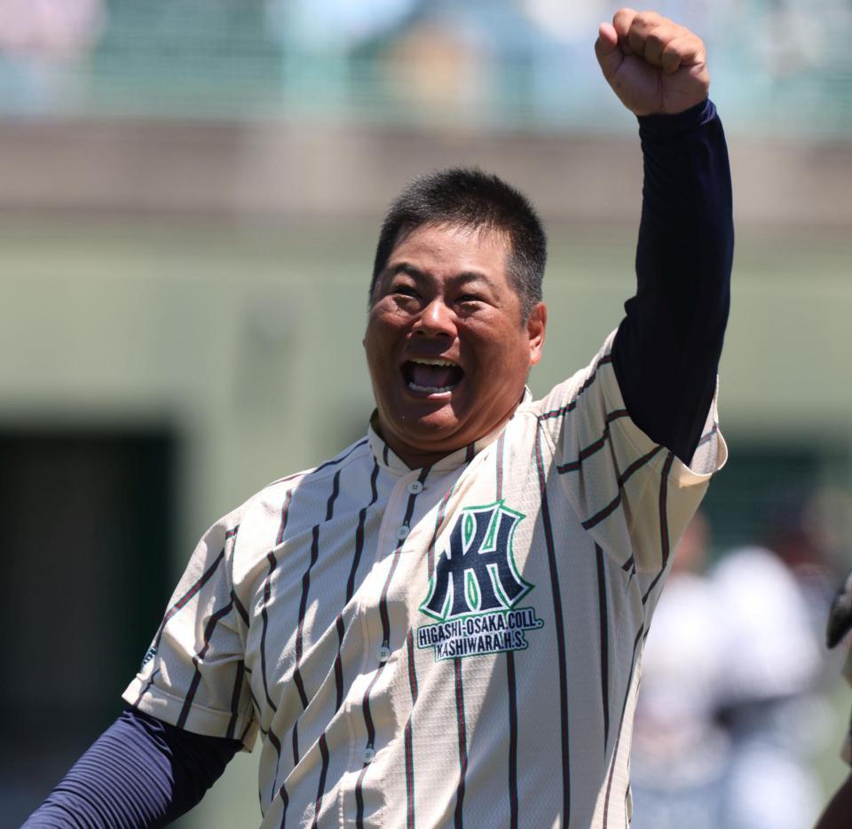 　東海大大阪仰星に勝利し、喜ぶ東大阪大柏原・土井健大監督（撮影・中田匡峻）
