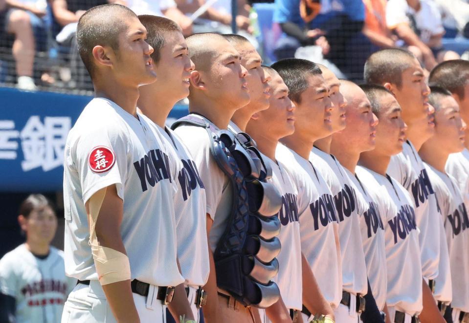 　試合を終え整列する奥村頼人（左から２人目）ら横浜ナイン（撮影・石井剣太郎）