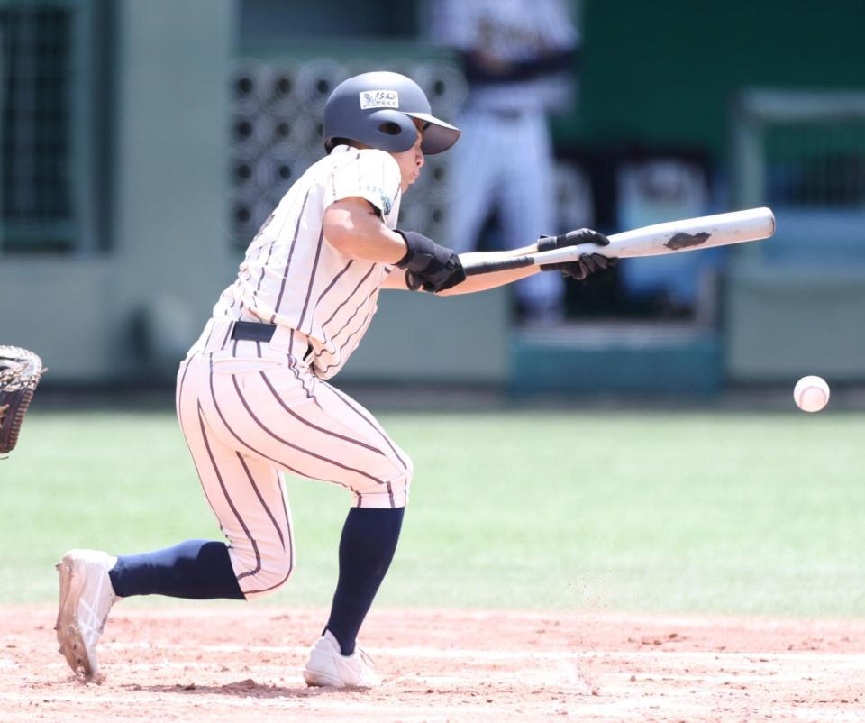 　２回、先制スクイズを決める東大阪大柏原・田村瑛彗（撮影・中田匡峻）