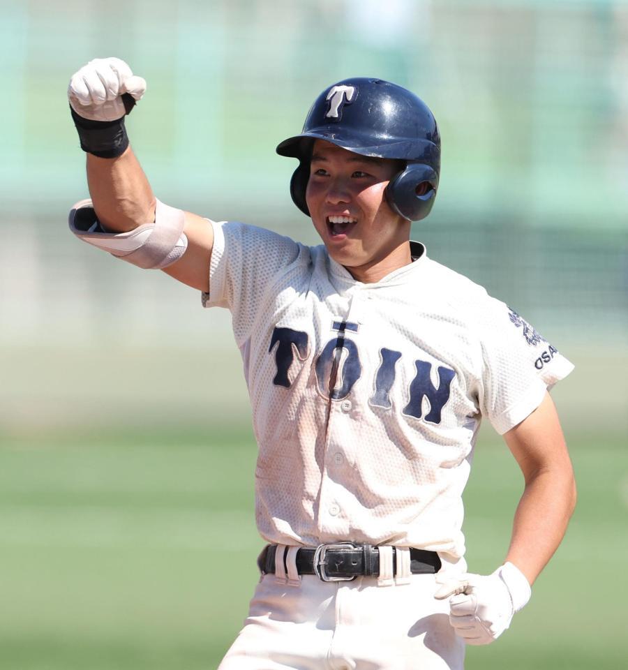 　４回、右前適時打を放ち、ガッツポーズを見せる大阪桐蔭・黒川虎雅（撮影・中田匡峻）